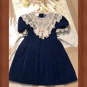 Vintage dress size 4T is used dark blue.
